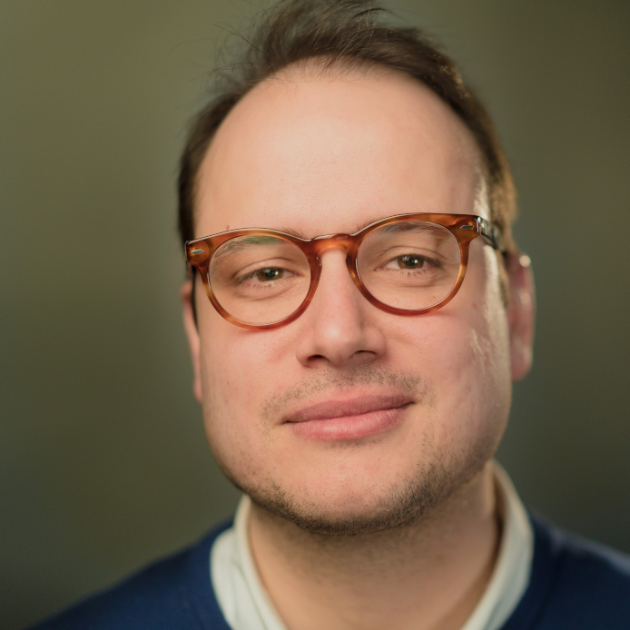 Headshot of Augusto Esteves.